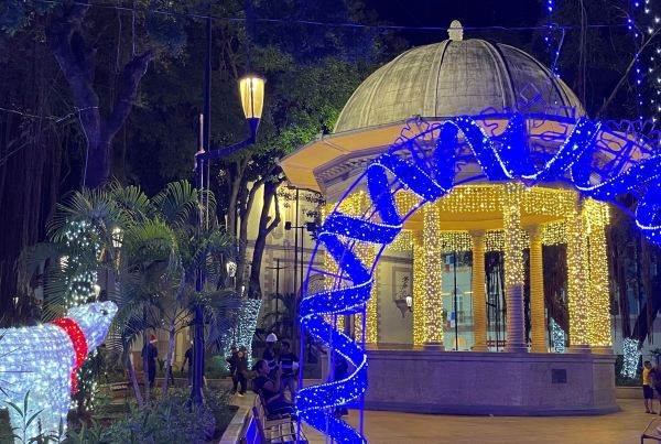 Prueban luces de alumbrado navideño.