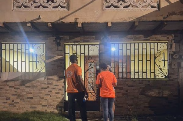 Equipos del Sistema Nacional de Protección Civil mantienen vigilancia en Cativá, Guayabal y otros sectores de Colón tras las fuertes lluvias que azotaron la región. El reporte preliminar indica 191 casas afectadas, de las cuales el 98% se concentra en la provincia de Colón.