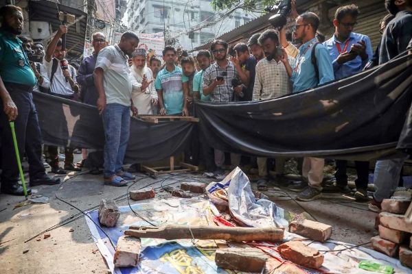 Un terremoto de magnitud 5,5 sacudió este viernes el centro de Bangladés, dejando al menos ocho personas muertas y más de cien heridas, según informaron fuentes oficiales. El epicentro se ubicó cerca de Narsingdi, a unos 50 kilómetros de Daca, donde el temblor provocó daños estructurales y escenas de pánico. Entre las víctimas hay estudiantes universitarios, trabajadores de fábricas y residentes de distintas localidades afectadas.