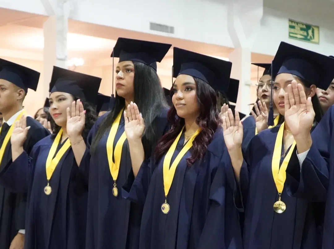 La incorporación de 385 egresados de UDELAS coincide con un escenario nacional e internacional que exige más personal capacitado para sostener los sistemas de salud.