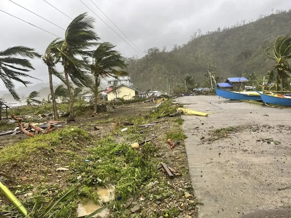 Taiwán elevó sus niveles de alerta y evacuó a más de 3.000 personas ante la llegada del tifón Fung-wong, una tormenta que, si bien se ha debilitado en las últimas horas, amenaza con dejar lluvias torrenciales en la mitad oriental de la isla.
