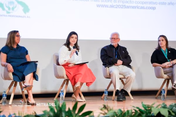 El programa Impulso Mujer, impulsado por el Ministerio de Trabajo y Desarrollo Laboral (MITRADEL), se convirtió en el centro de la intervención de la ministra Jackeline Muñoz de Cedeño durante el acto de clausura del Año Internacional de las Cooperativas ONU 2025, un evento enfocado en la Economía y Sociedad del Cuidado.