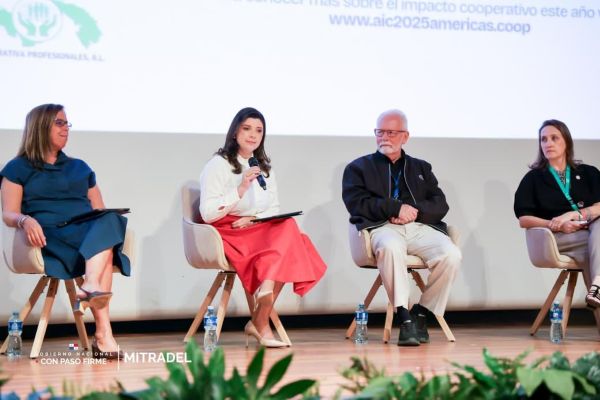 El programa Impulso Mujer, impulsado por el Ministerio de Trabajo y Desarrollo Laboral (MITRADEL), se convirtió en el centro de la intervención de la ministra Jackeline Muñoz de Cedeño durante el acto de clausura del Año Internacional de las Cooperativas ONU 2025, un evento enfocado en la Economía y Sociedad del Cuidado.