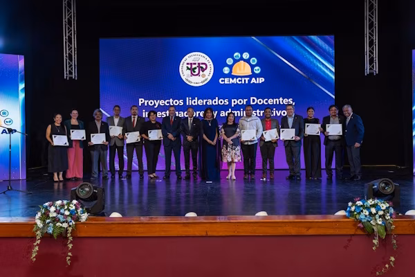 La Universidad Tecnológica de Panamá (UTP) celebró la X Gala Científica y la entrega del Premio Cuásar, este es un evento que galardona la constancia, dedicación e impacto científico que distinguen a esta comunidad académica.