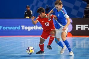 Jugadora de Panamá disputando el balon en cancha con la jugadora de Italia en su debut en el Mundial de Futsal.