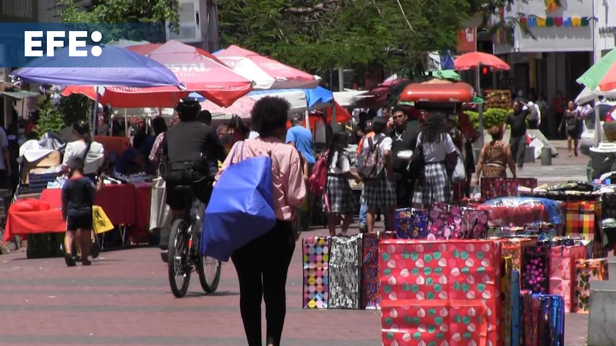Personas comprando en mercados improvisados en la calle.