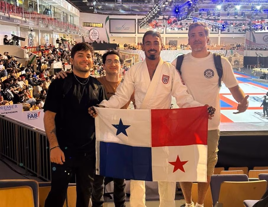 Panameños en Campeonato de Jiu Jitsu en Abu Dhabi posando con la bandera de Panamá.