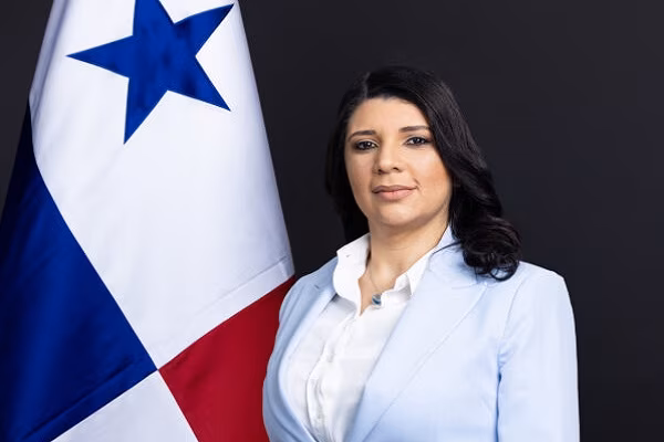 Ministra Jackeline Muñoz junto a bandera de Panamá.