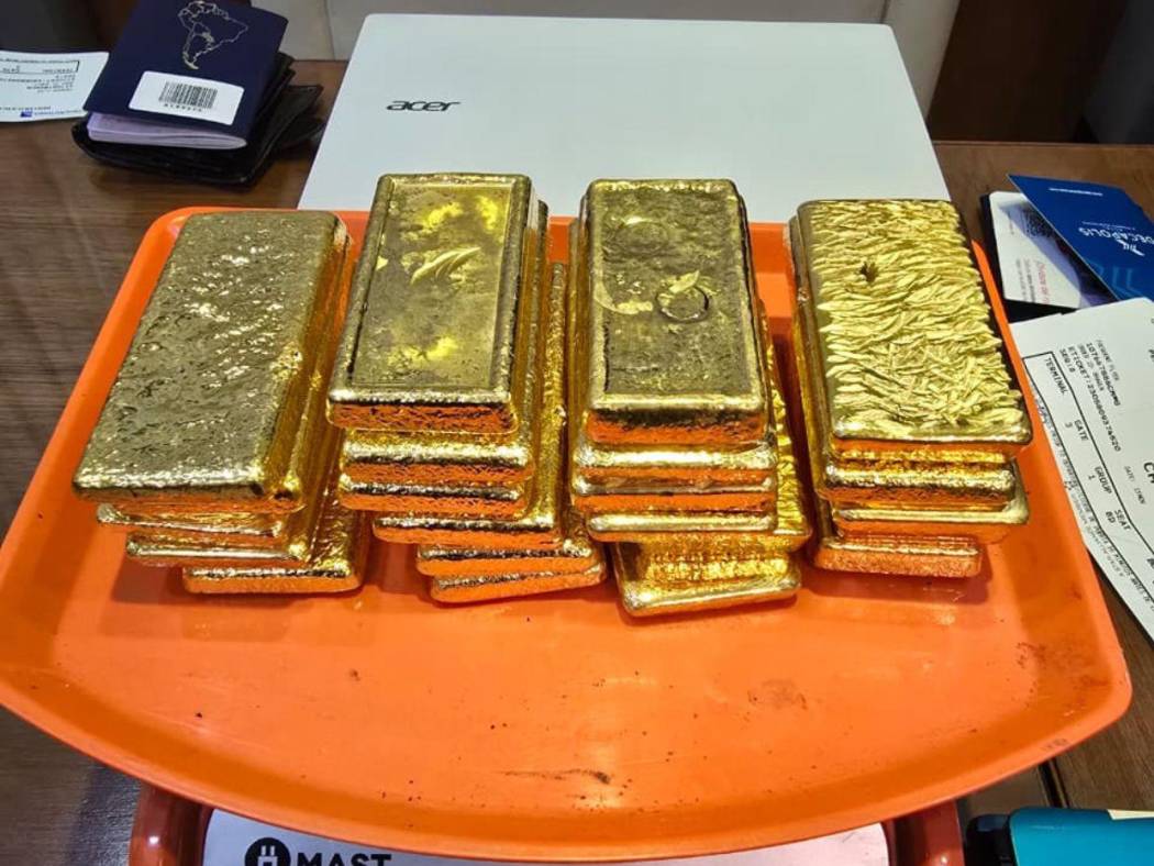 La Policía Nacional de Paraguay decomisó este sábado 22 kilos de oro en lingotes, valuados en tres millones de dólares, durante un operativo realizado en el aeropuerto internacional Silvio Pettirossi, en Luque. El cargamento, que presuntamente iba a ser enviado a Panamá, fue detectado como parte de una investigación que se extendió por dos meses e involucró a varias instituciones.