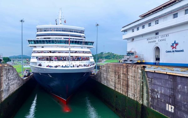 La tensión generada en el Caribe por el despliegue militar de Estados Unidos, parte de la estrategia del Gobierno del presidente Donald Trump contra el narcotráfico, no ha impactado el flujo de buques en el Canal de Panamá, aseguró este martes el administrador de la vía interoceánica, Ricaurte Vásquez. “Hasta ahora no hemos visto ninguna modificación en los patrones de tráfico del Canal; al contrario, hoy estamos transitando 38 buques”, afirmó Vásquez al responder preguntas de periodistas. La vía, de 82 kilómetros, tiene capacidad para permitir entre 36 y 38 tránsitos diarios.