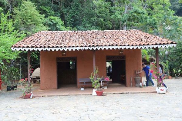 Las casas de quincha representan uno de los sistemas constructivos más antiguos y extendidos de la región central de Panamá. Su estructura de madera y paredes elaboradas con barro y fibras vegetales combina sostenibilidad, adaptación climática y participación comunitaria. Sin embargo, la disminución de recursos naturales y el avance de materiales industriales han reducido su práctica, lo que motivó la inclusión en la lista urgente de la UNESCO. El plan de acción buscará revitalizar la técnica, asegurar la continuidad de los maestros constructores y promover su transmisión a nuevas generaciones.