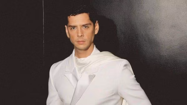 Eduardo Casanova anuncia que vive con VIH y busca visibilizar la situación de quienes conviven con el virus. El actor español se refiere al estigma y al miedo que muchas personas sienten para revelar su diagnóstico, y adelanta un documental sobre el tema previsto para 2026. Su mensaje recibió apoyo de colegas y fans.