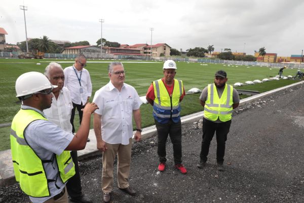 Las obras deportivas en Colón se encuentran en fase de reimpulso, con mejoras orientadas a cumplir normas internacionales de béisbol y fútbol. Las instalaciones ofrecerán espacios modernos para atletas, personal técnico y público, incrementando la infraestructura deportiva disponible en la provincia.