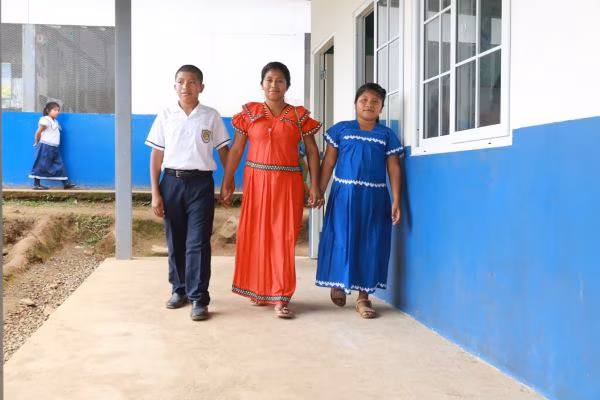 En comunidades rurales de la Comarca Ngäbe–Buglé, donde los estudiantes caminan diariamente por trillos y carreteras de tierra para llegar a la escuela, tres niños destacaron en sus evaluaciones finales con promedios entre 4.4 y 4.7. Sus hogares reciben transferencias del programa Red de Oportunidades, lo que les permite contar con materiales escolares y uniformes. Sus madres, quienes enfrentan limitaciones económicas y geográficas, han mantenido un acompañamiento constante. Docentes y autoridades locales resaltan que estas historias reflejan el impacto del apoyo familiar y la disciplina estudiantil en zonas donde las condiciones para estudiar siguen siendo desafiantes.