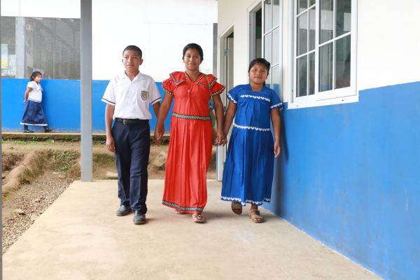 En comunidades rurales de la Comarca Ngäbe–Buglé, donde los estudiantes caminan diariamente por trillos y carreteras de tierra para llegar a la escuela, tres niños destacaron en sus evaluaciones finales con promedios entre 4.4 y 4.7. Sus hogares reciben transferencias del programa Red de Oportunidades, lo que les permite contar con materiales escolares y uniformes. Sus madres, quienes enfrentan limitaciones económicas y geográficas, han mantenido un acompañamiento constante. Docentes y autoridades locales resaltan que estas historias reflejan el impacto del apoyo familiar y la disciplina estudiantil en zonas donde las condiciones para estudiar siguen siendo desafiantes.