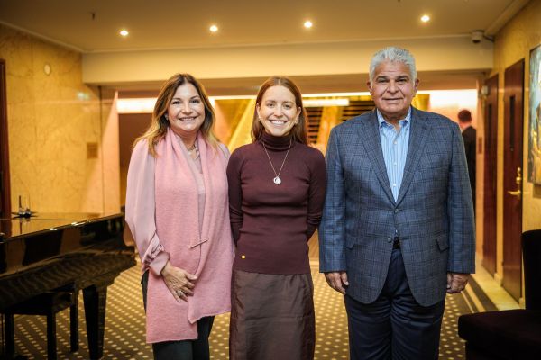 La presencia de Ana Corina Sosa en Oslo se enmarca en la entrega del Premio Nobel de la Paz 2025 a su madre, María Corina Machado.