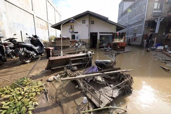 Las lluvias intensas del monzón y un ciclón tropical desencadenaron inundaciones que golpearon a Sumatra con fuerza devastadora. Comunidades enteras quedaron bajo el agua, caminos colapsaron y miles de familias abandonaron sus hogares para ponerse a salvo. Mientras equipos de rescate trabajan entre escombros y lodo, el país intenta dimensionar el alcance de la tragedia.