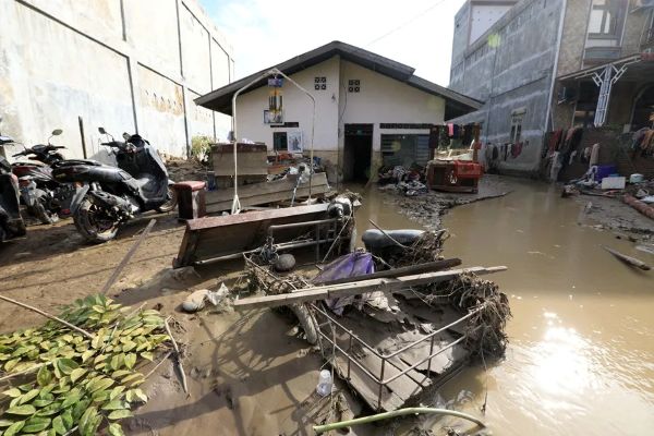 Las lluvias intensas del monzón y un ciclón tropical desencadenaron inundaciones que golpearon a Sumatra con fuerza devastadora. Comunidades enteras quedaron bajo el agua, caminos colapsaron y miles de familias abandonaron sus hogares para ponerse a salvo. Mientras equipos de rescate trabajan entre escombros y lodo, el país intenta dimensionar el alcance de la tragedia.