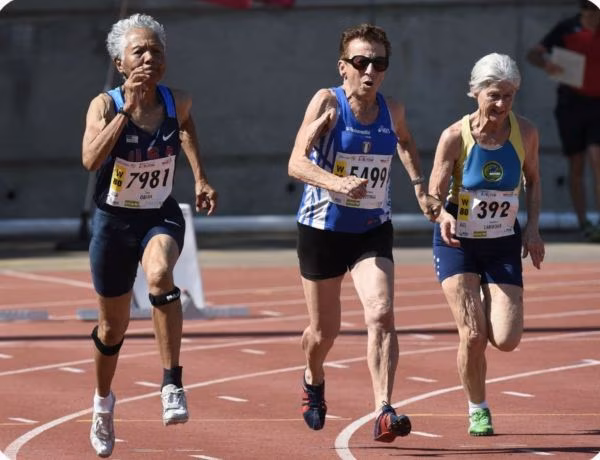 Con 92 años, Emma Mazzenga continúa demostrando que la edad no es un límite para el rendimiento deportivo. Nacida en 1933, ha construido una trayectoria que inspira a atletas de todas las generaciones, especialmente desde que en 2024 estableció un nuevo récord mundial en los 200 metros en pista cubierta para la categoría de mayores de 90 años, parando el cronómetro en 54,47 segundos. Su rutina de vida incluye actividad física todos los días, una práctica que adoptó con firmeza en la adultez, pese a que su interés por el deporte nació cuando era niña. Mazzenga afirma que correr le brinda energía, motivación y una sensación de libertad que la impulsa a seguir compitiendo, ya sea para buscar nuevas marcas o para disfrutar del deporte que ha marcado su vida.