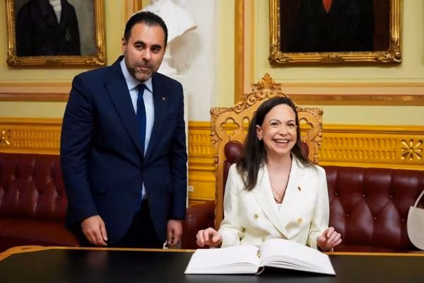 María Corina Machado, Premio Nobel de la Paz 2025, visitó el Parlamento noruego en Oslo. Durante su encuentro con el presidente del Storting, Masud Gharahkhani, Machado destacó el respaldo internacional a la oposición venezolana y expresó su deseo de regresar pronto a Venezuela.