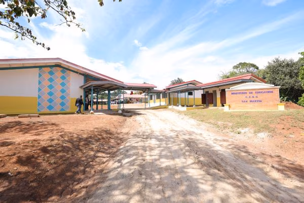 El Ministerio de Educación entregó la nueva infraestructura del Centro Educativo Llano San Martín, beneficiando a 215 estudiantes y docentes de la comarca Ngäbe Buglé.