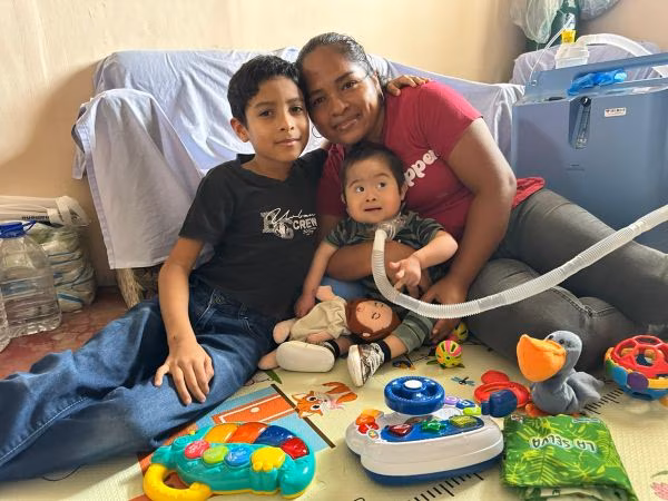 El programa Ángel Guardián del MIDES incorporó a Uriel Esteban Campos, un niño de dos años con múltiples condiciones de salud, para brindarle apoyo económico y acceso a servicios médicos y educativos.