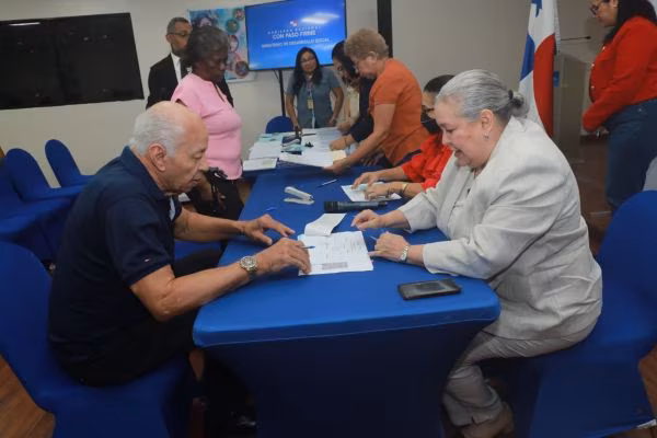 El MIDES realizó una nueva jornada de entrega de pagos por prestaciones laborales y primas de antigüedad a exfuncionarios de la institución.