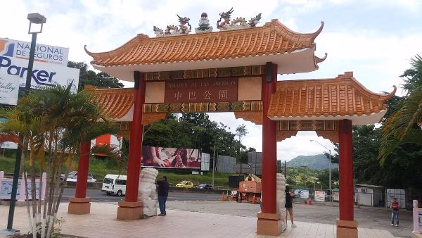 El Gobierno Nacional rechazó la destrucción del monumento cultural chino en el Mirador del Puente de las Américas y ordenó su restauración inmediata.