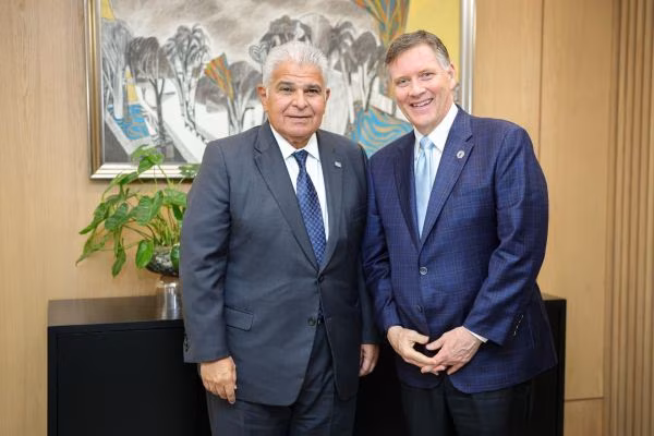 La visita del gobernador Brian Kemp a Panamá forma parte de una misión económica enfocada en fortalecer la relación entre el Canal de Panamá y los puertos de Savannah y Brunswick. Durante el encuentro con el presidente José Raúl Mulino y autoridades del Canal, se discutieron las operaciones logísticas que conectan ambas plataformas marítimas.