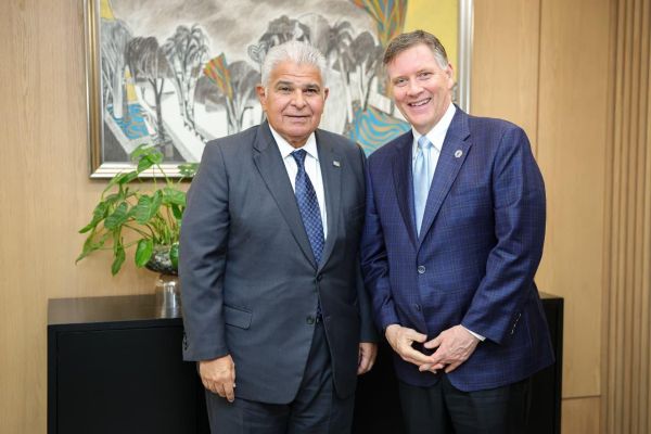 La visita del gobernador Brian Kemp a Panamá forma parte de una misión económica enfocada en fortalecer la relación entre el Canal de Panamá y los puertos de Savannah y Brunswick. Durante el encuentro con el presidente José Raúl Mulino y autoridades del Canal, se discutieron las operaciones logísticas que conectan ambas plataformas marítimas.