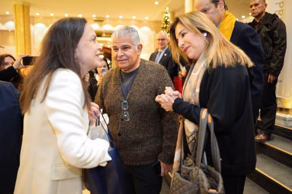 La Premio Nobel de la Paz 2025, María Corina Machado, se reunió en Oslo con el presidente de Panamá, José Raúl Mulino, a quien agradeció por el apoyo brindado a Venezuela y al resguardo de las actas de elecciones pasadas. Durante el encuentro, Mulino entregó a Machado el vestido que usaría en la ceremonia del Nobel.