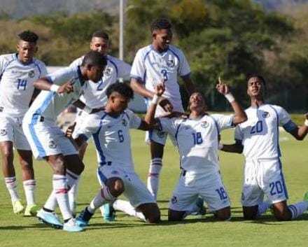 Jugadores de la selección de fútbol de Panamá celebran uno de los goles que los clasifica a la final del torneo.