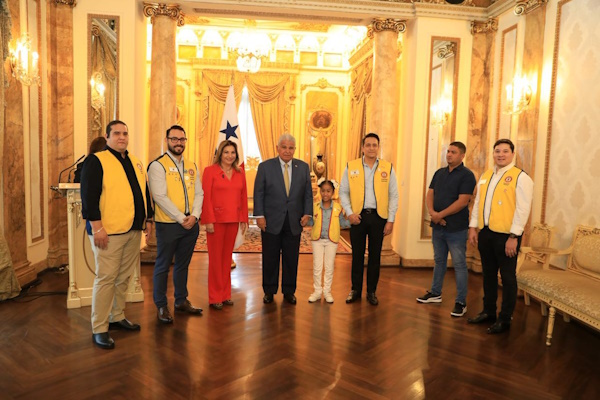El presidente de la República de Panamá, José Raúl Mulino, y su esposa, la primera dama, Maricel Cohen de Mulino, recibieron en fecha reciente, en el Salón Amarillo del Palacio de Las Garzas, a la Embajadora Estrella 2025 de la Teletón 20-30, Elizabeth del Carmen Acosta Bristán.