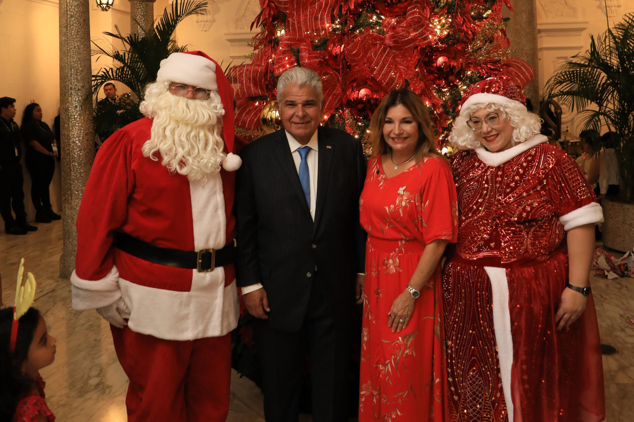 Presidencia de la República de Panamá, se irradia ante la Navidad