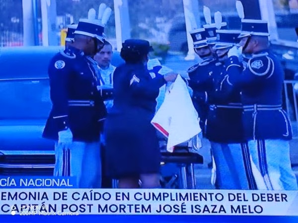 Rinden homenaje a policía caído.