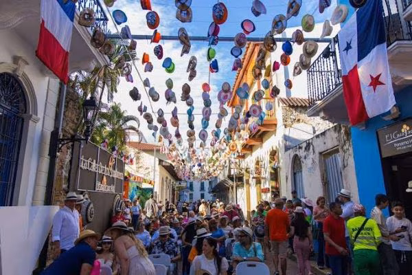 Miles de personas visitan el Casco Antiguo.