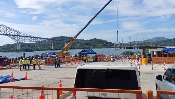 Autoridades observan los avances en la construcción del cuarto puente sobre el canal de Panamá.