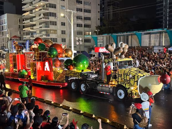Camión navideño fue uno de los más gustado.