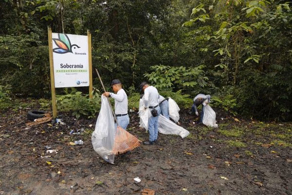Voluntarios recogen basura en el parque soberanía.
