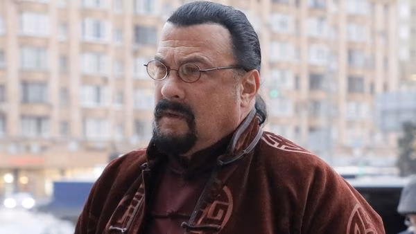 El anuncio del documental refuerza la presencia de Steven Seagal en la esfera política y cultural rusa, donde ha sido incorporado en actos oficiales, declaraciones públicas y actividades diplomáticas informales. Su posicionamiento contrasta con el de la industria de Hollywood, donde su figura ha quedado al margen en los últimos años. El estreno de En nombre de la justicia podría generar reacciones internacionales debido a la naturaleza del tema y al contexto geopolítico actual.