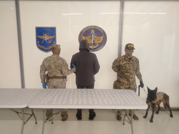 Durante un operativo realizado en el Aeropuerto Internacional de Tocumen, unidades del Servicio Nacional Aeronaval (Senan) detectaron e incautaron 2,694 pastillas de presuntas sustancias controladas que eran trasladadas por un ciudadano.