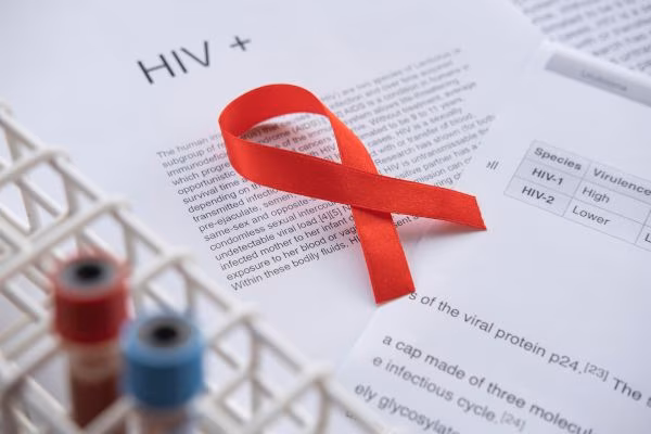 En el Día Mundial del Sida, la revista Nature publica tres estudios que exploran diferentes estrategias para avanzar hacia una posible cura del VIH, una enfermedad que afecta a cerca de 40 millones de personas en el mundo desde que se identificaron los primeros casos en 1981. El primer estudio, liderado por la Universidad de California en San Francisco (UCSF), muestra que es posible controlar el virus sin terapia antirretroviral (TAR) mediante una combinación de inmunoterapias experimentales. El tratamiento permitió que siete de cada diez participantes mantuvieran niveles bajos del virus durante meses tras suspender la medicación habitual, utilizada desde los años noventa para convertir el sida en una enfermedad crónica controlable. El ensayo, desarrollado con la colaboración de farmacéuticas y organizaciones de investigación, fue financiado por la Fundación amfAR y los Institutos Nacionales de la Salud (NIH). La estrategia consistió en tres pasos: Una vacuna terapéutica para activar linfocitos T contra el VIH latente. Un cóctel de anticuerpos para reducir la carga viral. Una segunda ronda de anticuerpos antes de suspender la TAR.