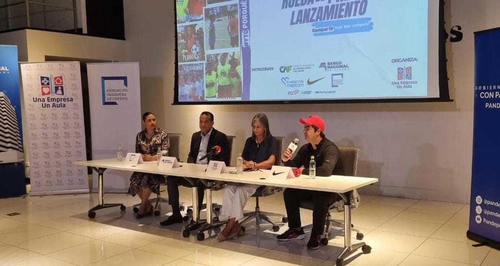 La mesa pirncipal donde las autoridades y organizadores dan detalles de lo que será La Copa de la Paz .