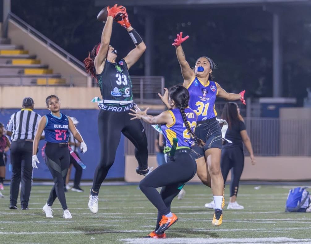 Chicas de flag football Panamá, 10 de diciembre de 2025 – ¡La cuenta regresiva ha terminado! Este sábado 13 de diciembre marcará la fecha cumbre para la Liga de Football Americano del Este (LIFAE). El Estadio Emilio Royo se transformará en el epicentro deportivo que albergará las seis emocionantes finales que definirán a los campeones de la temporada 2025.g fpptball disputando el balón en un partido en el Emilio Royo.