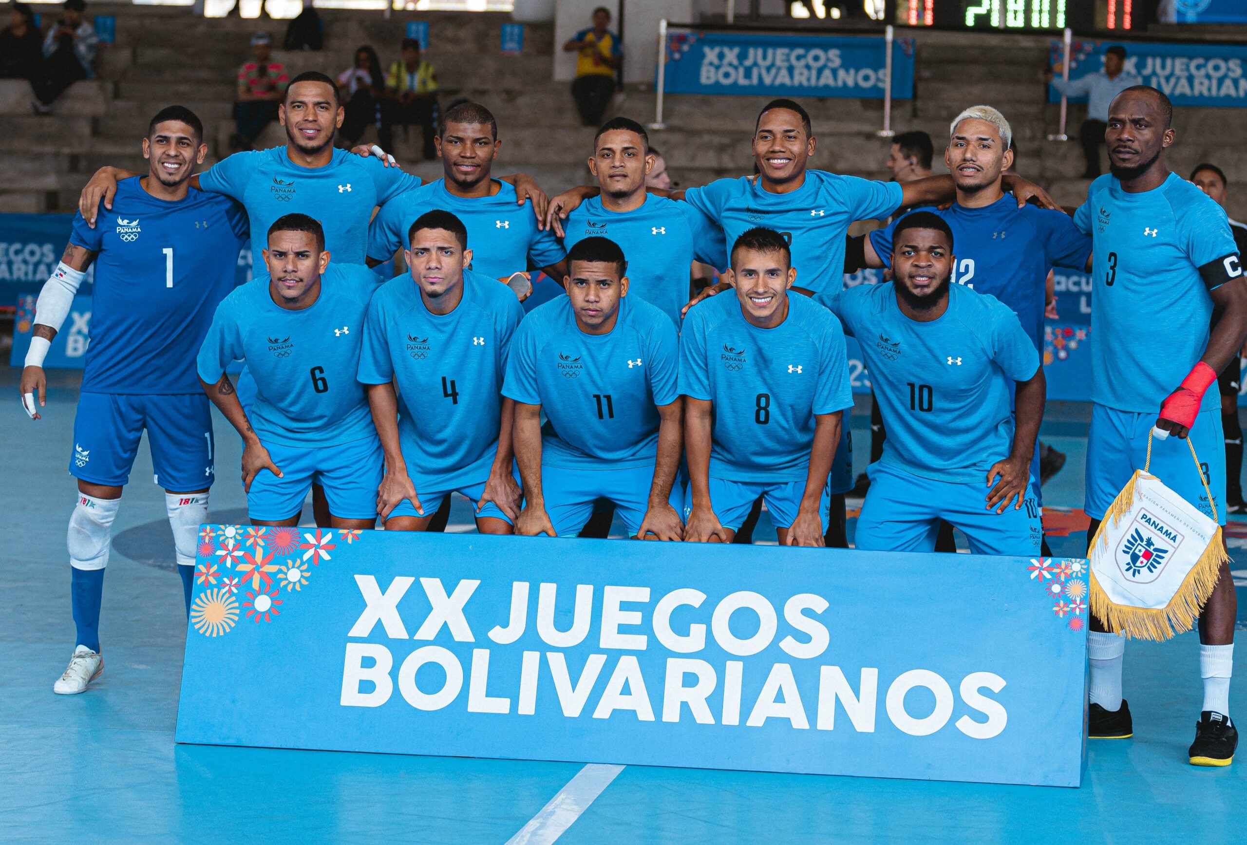 Equipo de futsal panameño posa para la foto de la gran final de Los Juegos Bolivarianos de Ayacucho.