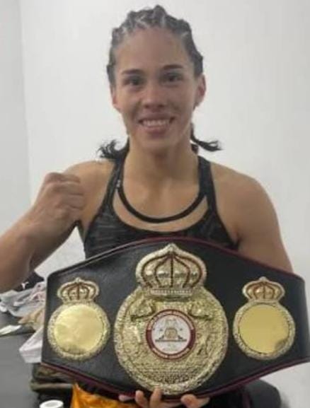 Nataly Delgado posa con su titulo de Campeona Mundial supermosca de la AMB.