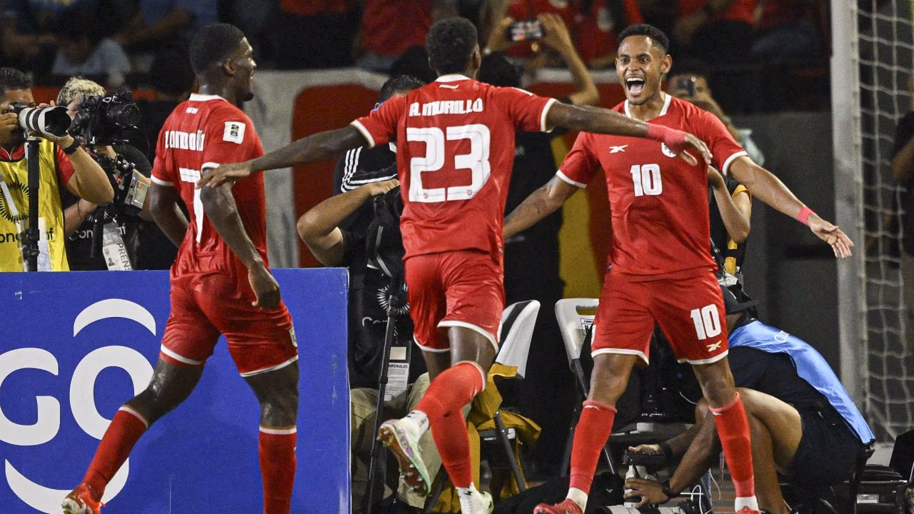 Jugadores de Panamá festejando la anotación del gol que que los lleva al mundial 2026.