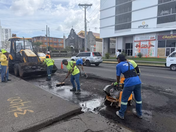Personal de la Alcaldía de Panamá, del Ministerio de Obras Públicas (MOP), y de la Junta Comunal, comenzaron los trabajos de reparación de la vía principal e instalación de alcantarilla con material reciclado en calle 10 del corregimiento de Río Abajo.