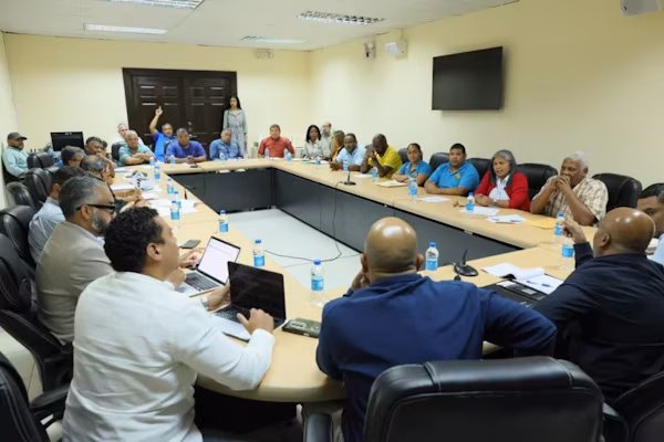 Como parte de las acciones dirigidas a mejorar el servicio de transporte colegial en el país, el director general de la Autoridad del Tránsito y Transporte Terrestre de Panamá (ATTT), Simón Henríquez, sostuvo recientemente, un encuentro con representantes de busitos colegiales a nivel nacional, enfocado en el fortalecimiento de la seguridad y el orden del sector.