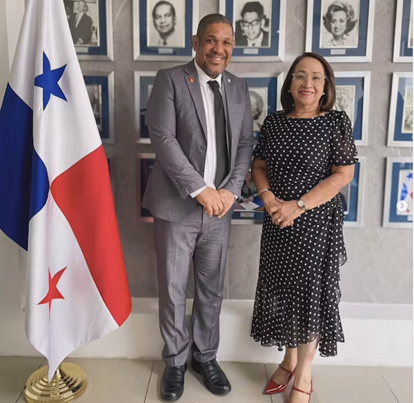 El director general del IFARHU de Panamá, Carlos Godoy, realizó una reunión de intercambio con la rectora de la Universidad Especializada de las Américas (UDELAS), Nicolasa Terreros, con el fin de coordinar acciones conjuntas por el bien de la población estudiantil.